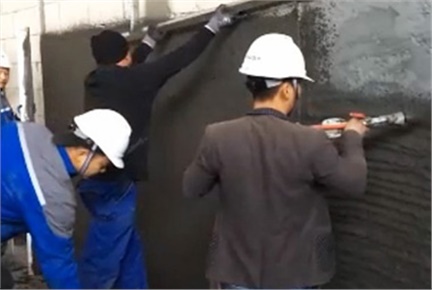 6人組機(jī)械化抹灰（自動(dòng)輸送、自動(dòng)攪拌和噴涂、刮平及收面）